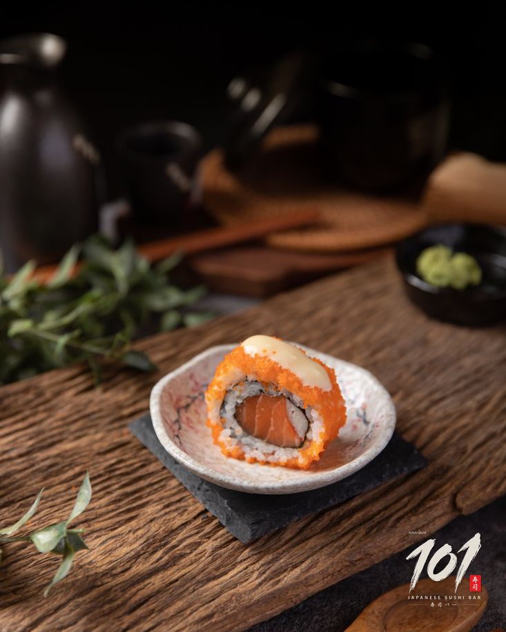 Tobiko salmon roll
